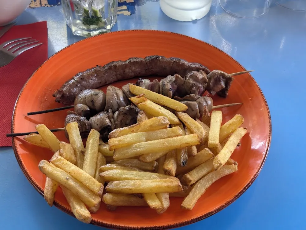 Brochettes de Rognons de Veau Et Saucisse Catalane Avec Frites Maison
